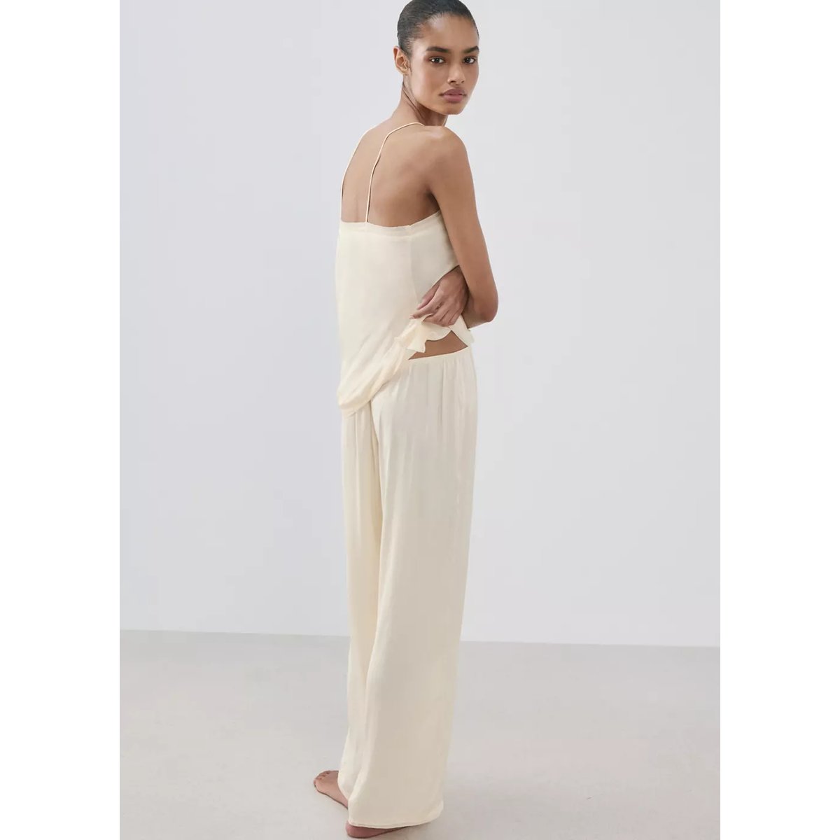 Pantalon de pyjama satiné à détail en dentelle ivoire, MANGO