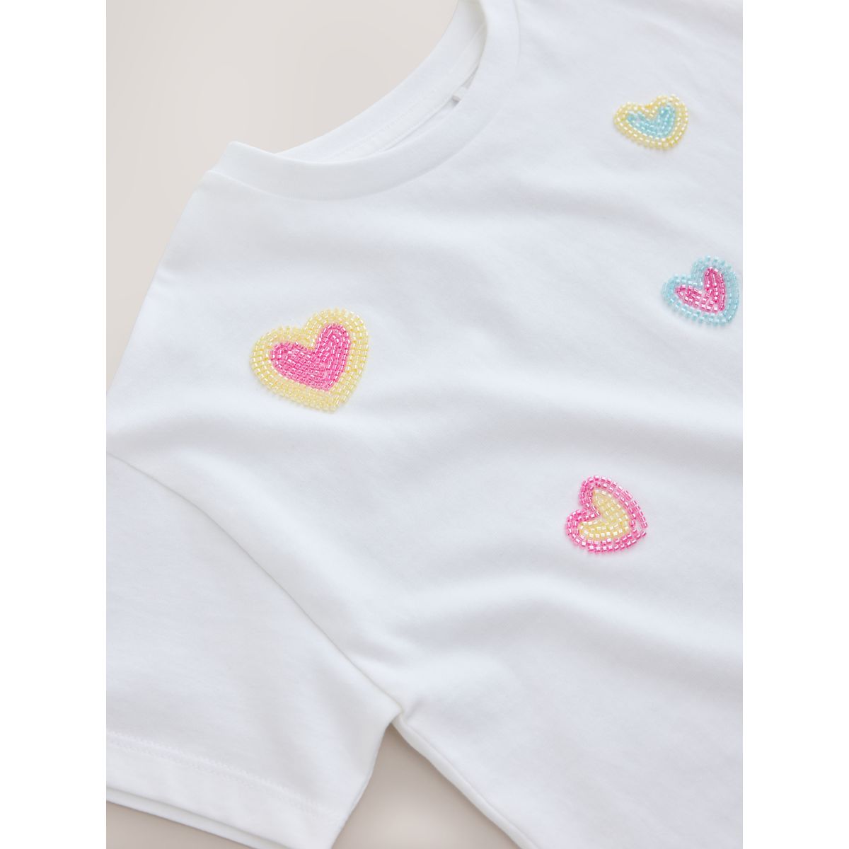 T-shirt orné de perles cœurs blancs pastel, NEXT