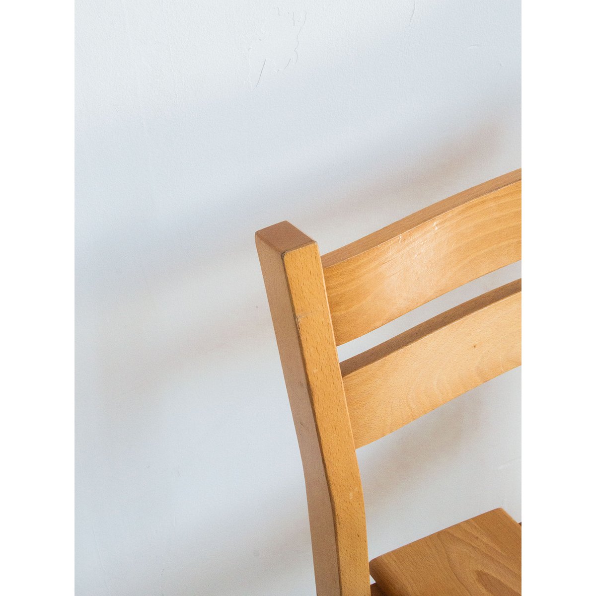 Paire de chaises en pin Alma N°370 - Bon état bois, DEBONGOUT