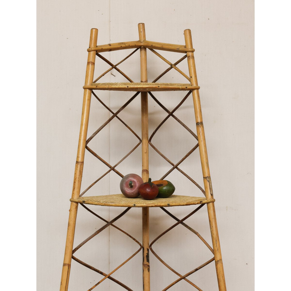 Étagère d'angle en bambou et rotin Gaëlle N°815 - Bon état bois clair, DEBONGOUT