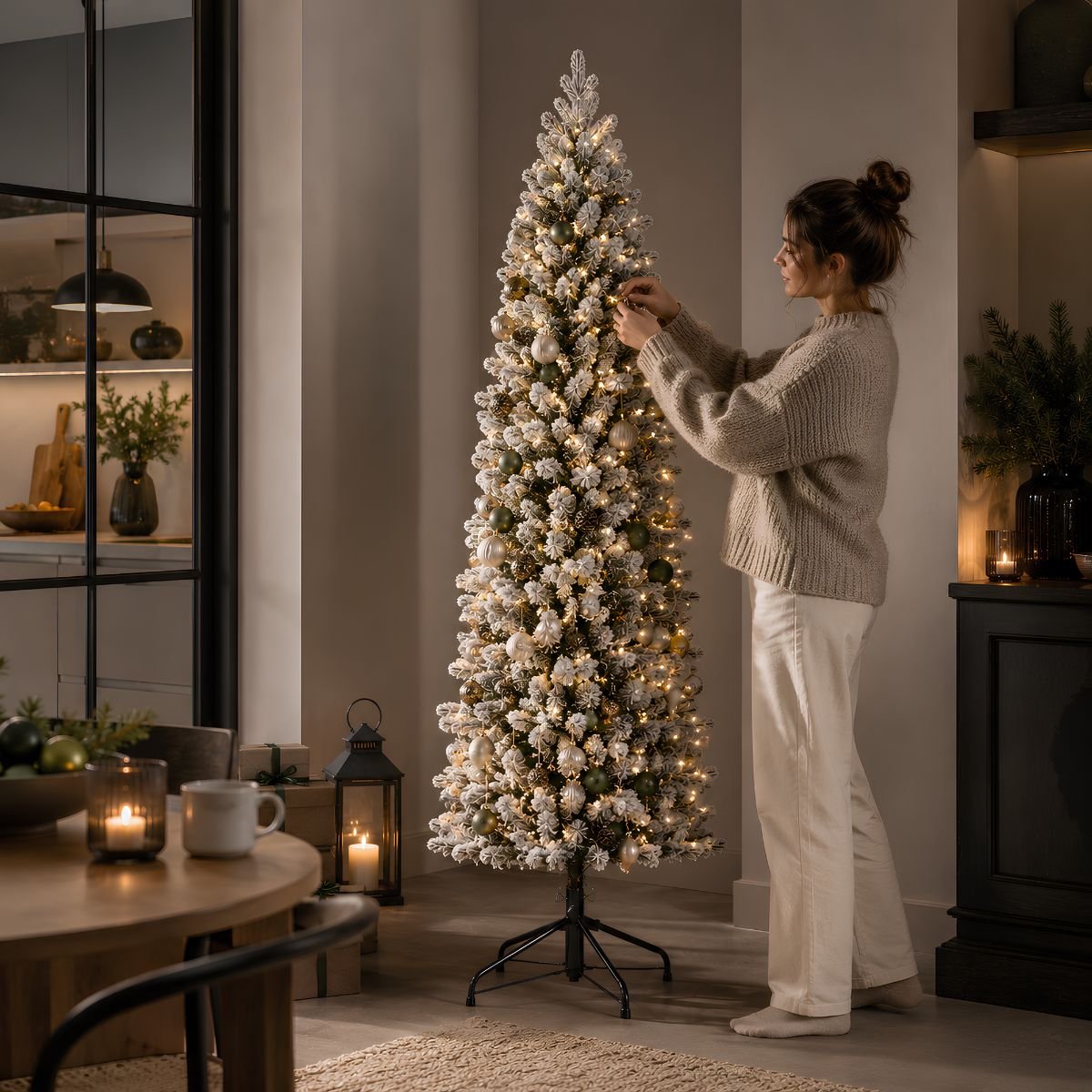 Sapin de Noël artificiel étroit et enneigé H230 cm HARMA vert, BLACK BOX TREES