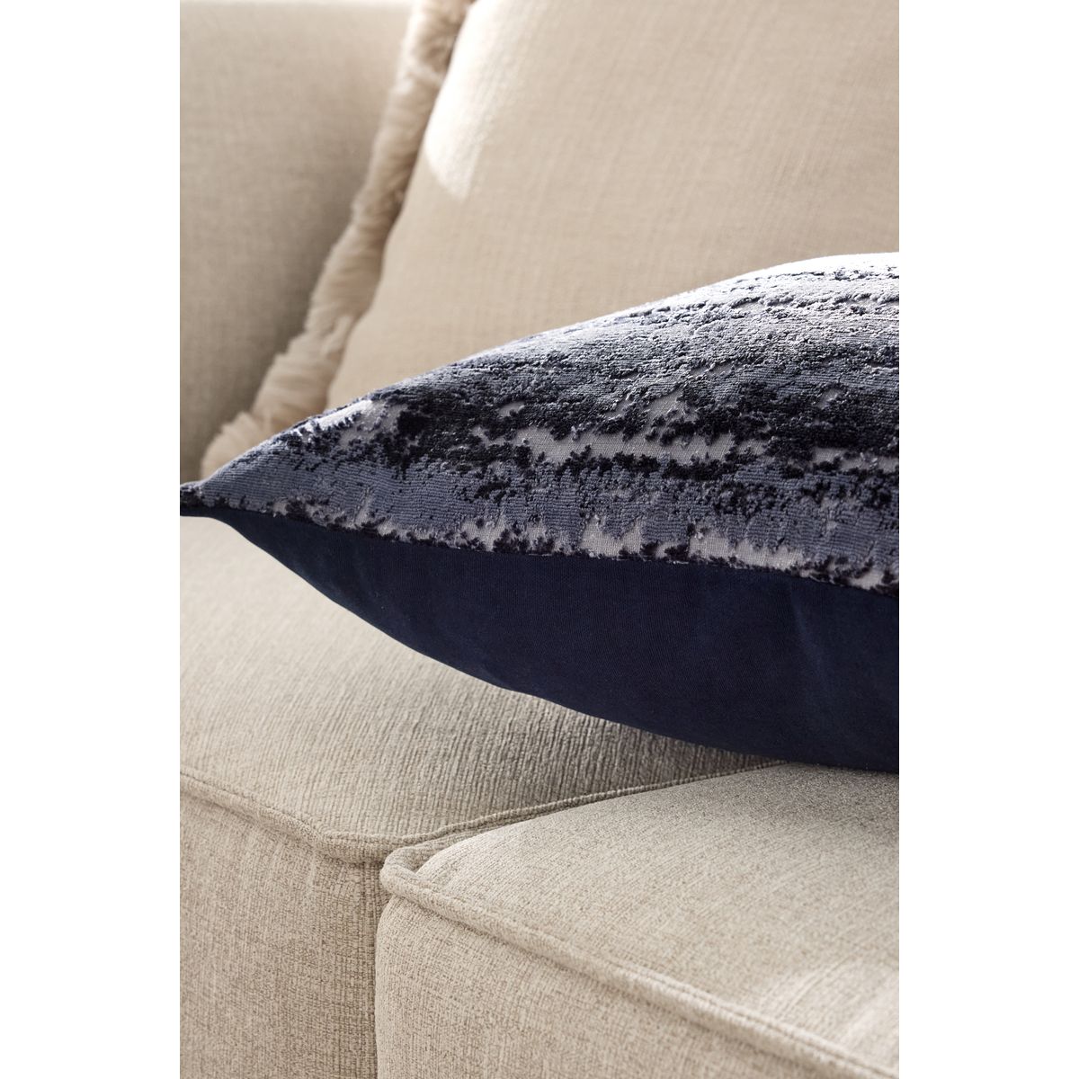 Coussin abstrait en velours collection luxe bleu marine, NEXT