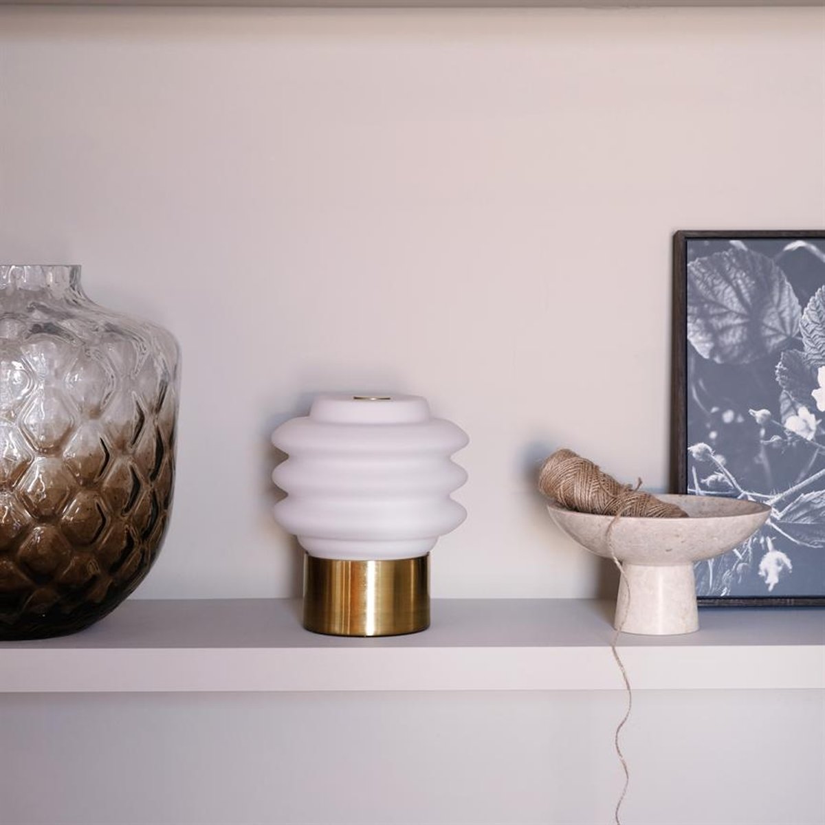 Lampe à poser LED verre opale DIVA laiton, DYBERG LARSEN
