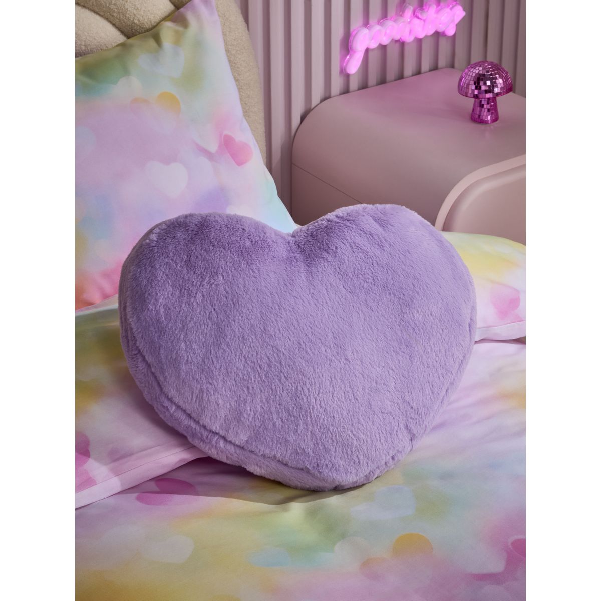 Coussin pelucheux en forme de cœur violet, NEXT