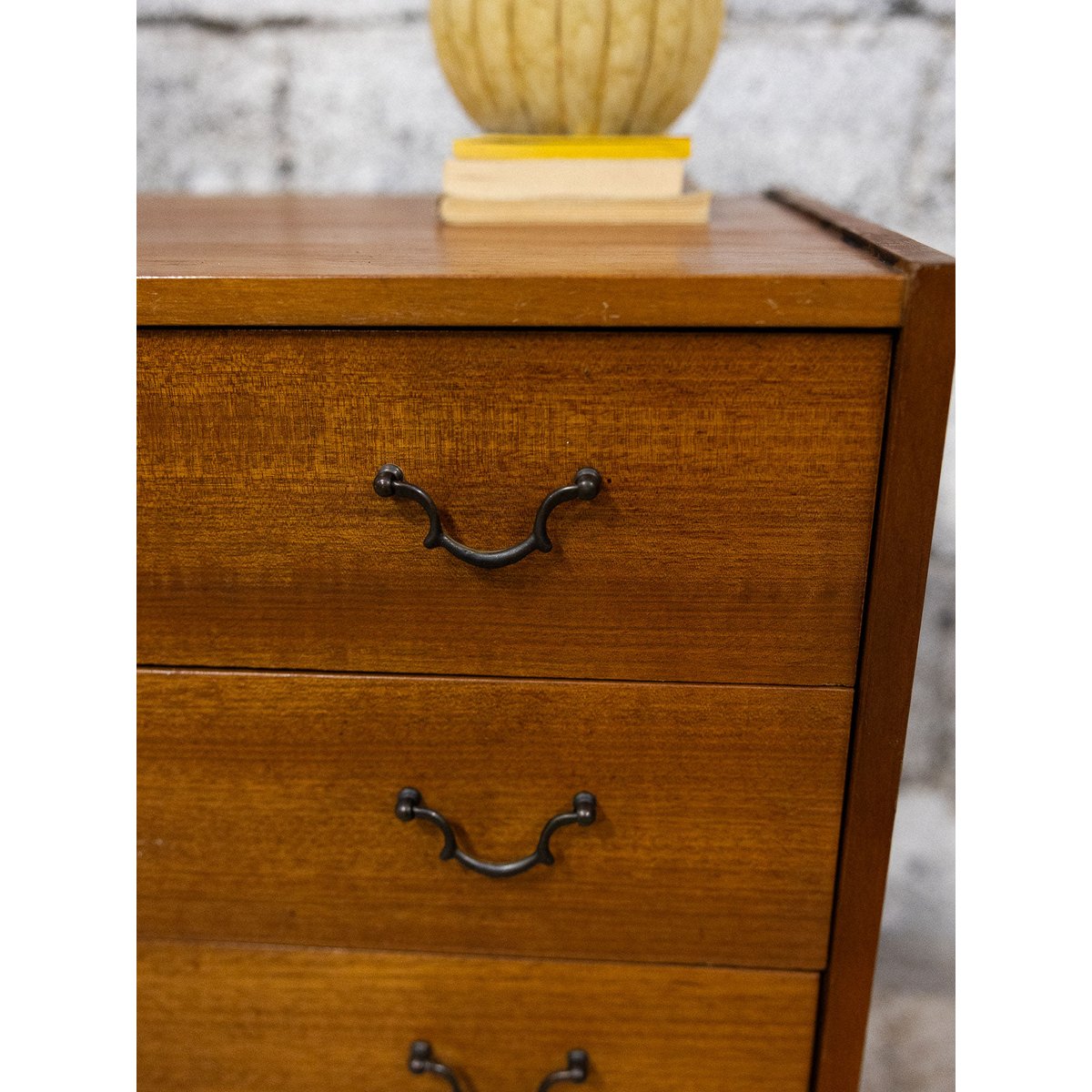 Commode aux jolies poignées Olga N°1047 - Bon état marron, DEBONGOUT