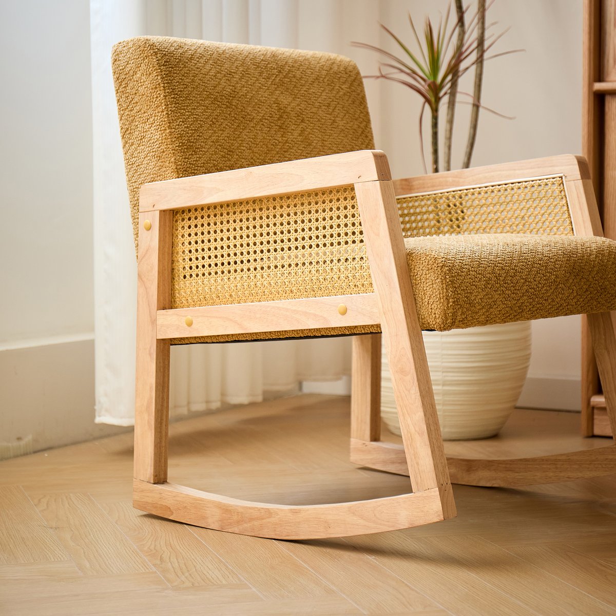 Rocking chair bois massif, rotin et tissu, BORGO jaune, NORDLYS