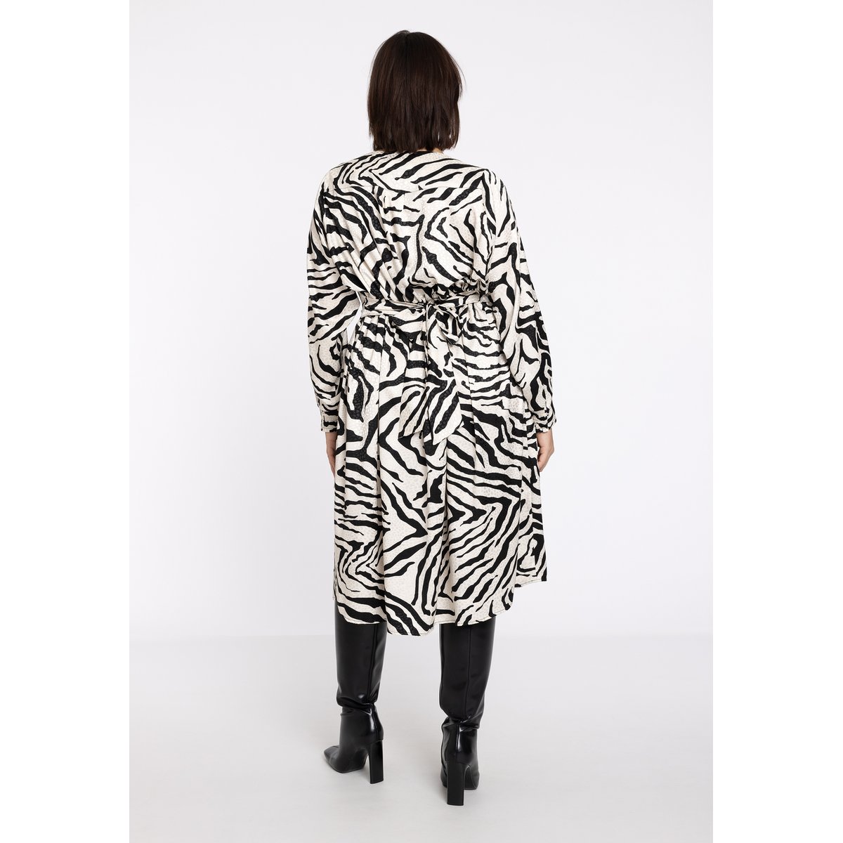 Robe v-cou noir, YOEK