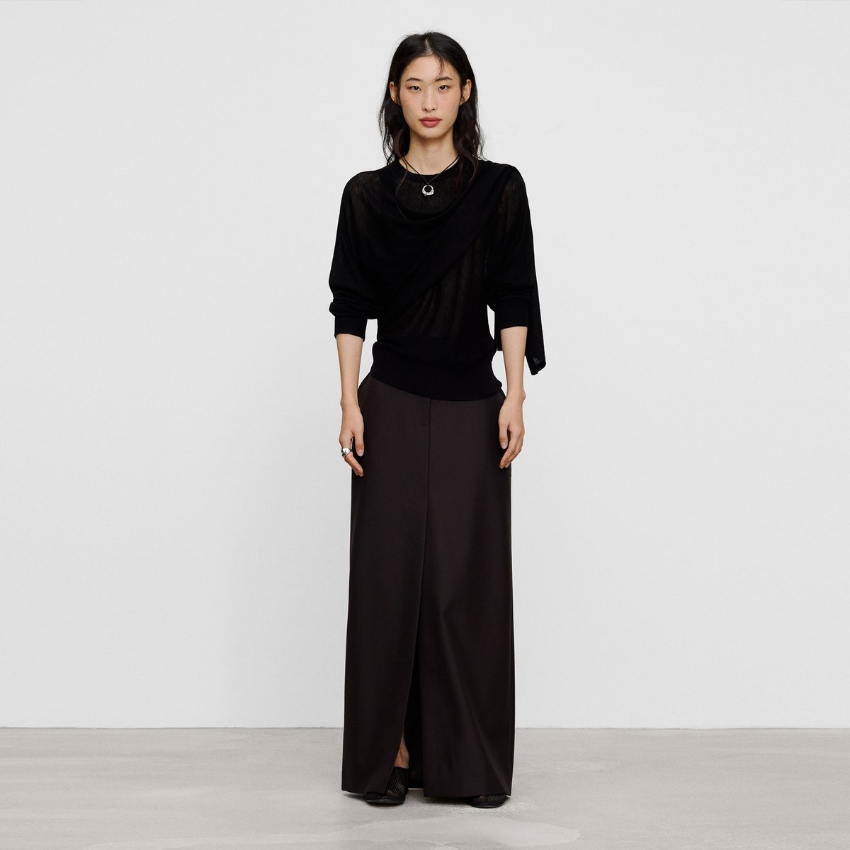 Pull fin en laine mérinos avec écharpe noir, ADOLFO DOMINGUEZ