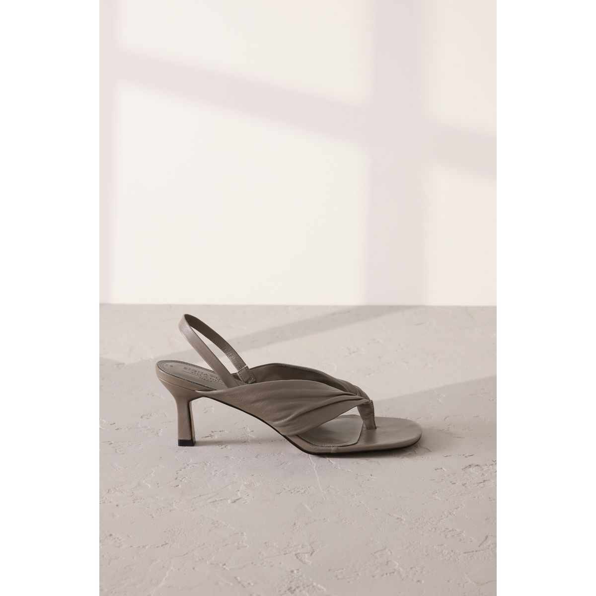 Chaussures à bride arrière et entredoigt taupe, NEXT