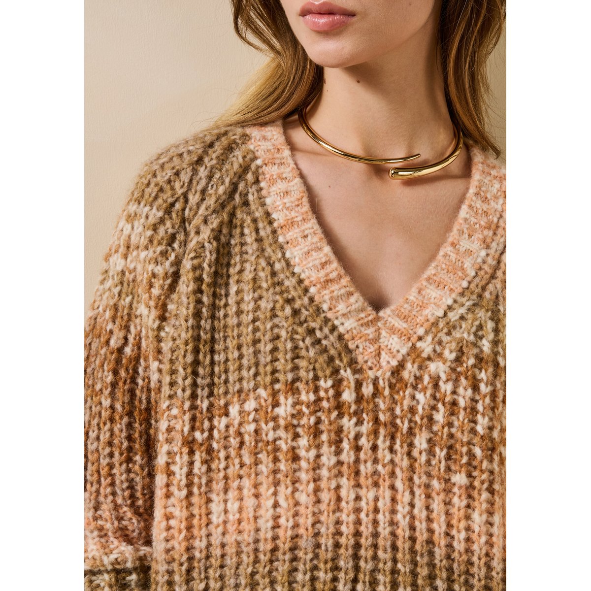 Pull col V en laine mélangée beige / camel, LA FEE MARABOUTEE