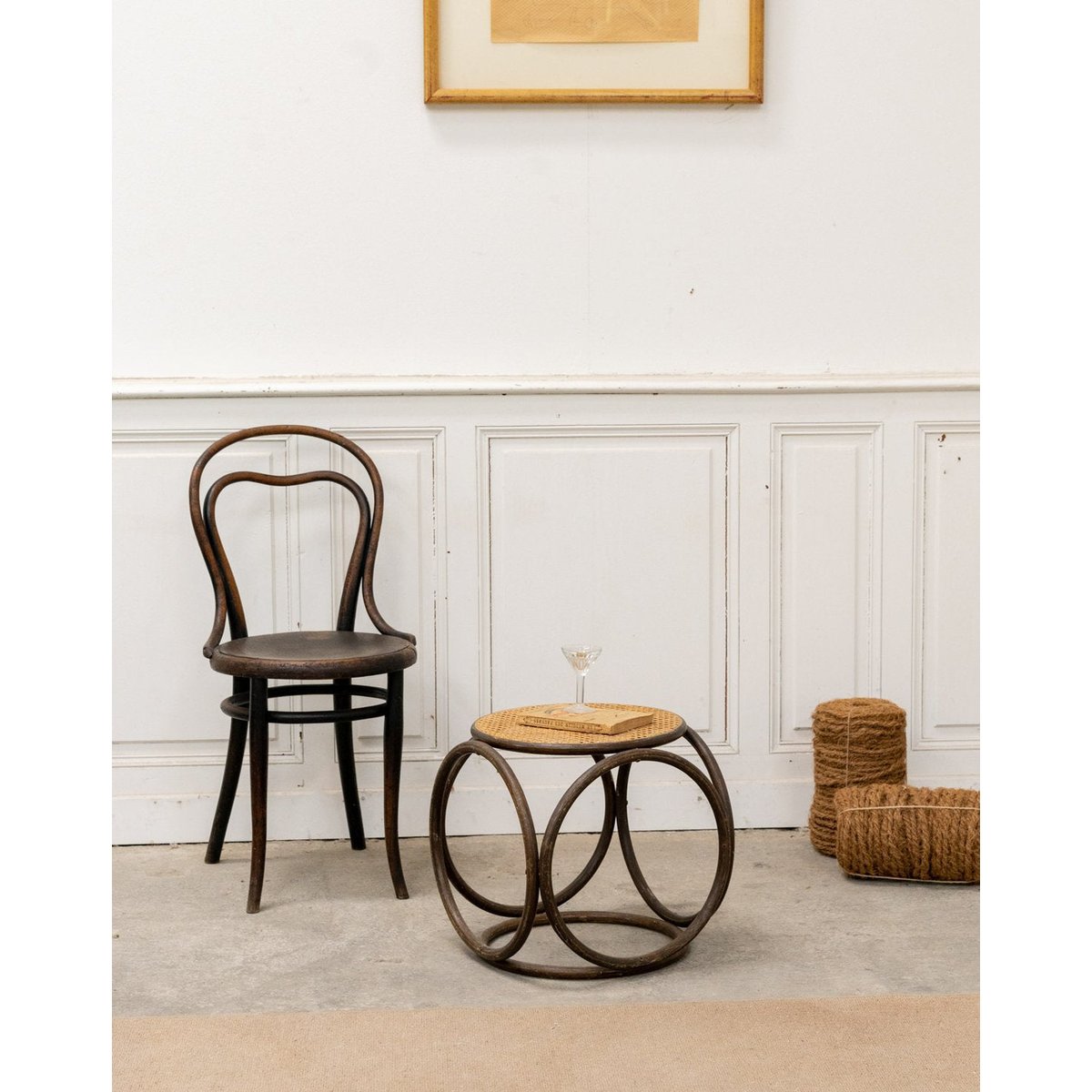 Table d'appoint en bois et cannage Francine N°1060 - Bon état bois foncé, DEBONGOUT