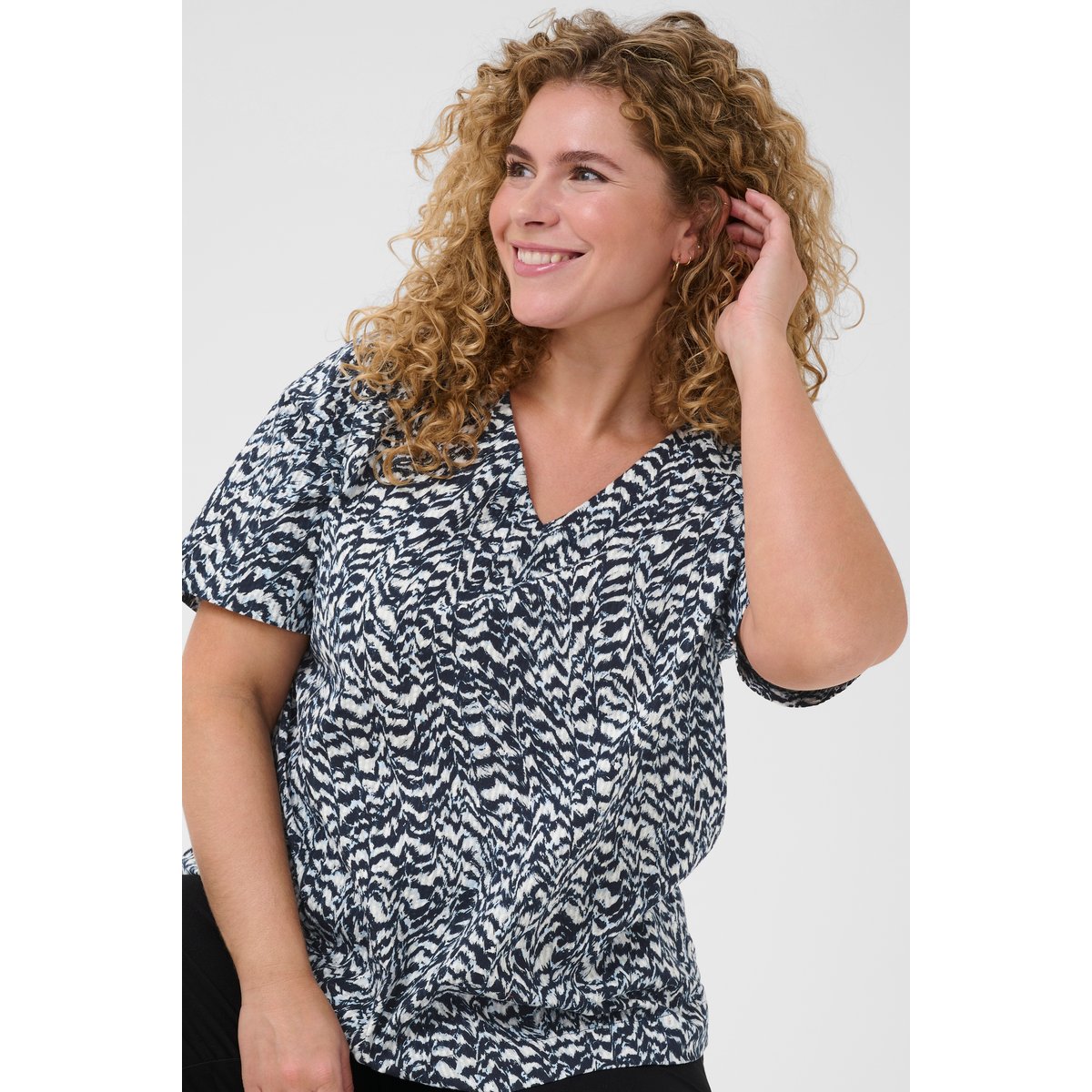 Blouse with short sleeve bleu/blanc graphic print, KAFFE CURVE
