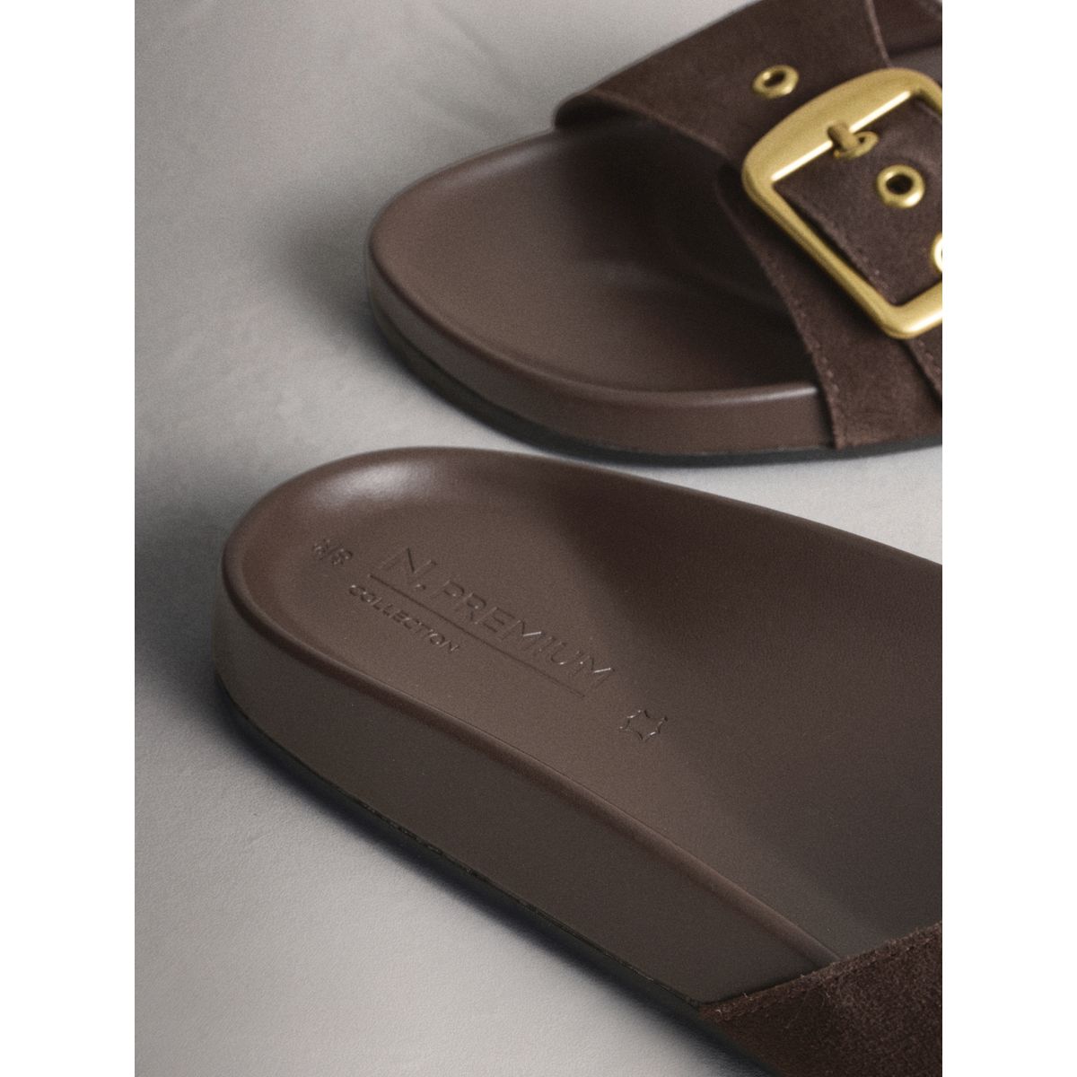 Sandales à assise moulée et bride n. premium daim brun chocolat, NEXT