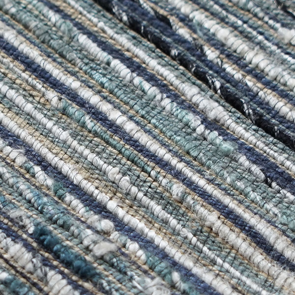 Tapis tressé fausse soie, chanvre, laine   EFFLUVE gris, THE DECO FACTORY