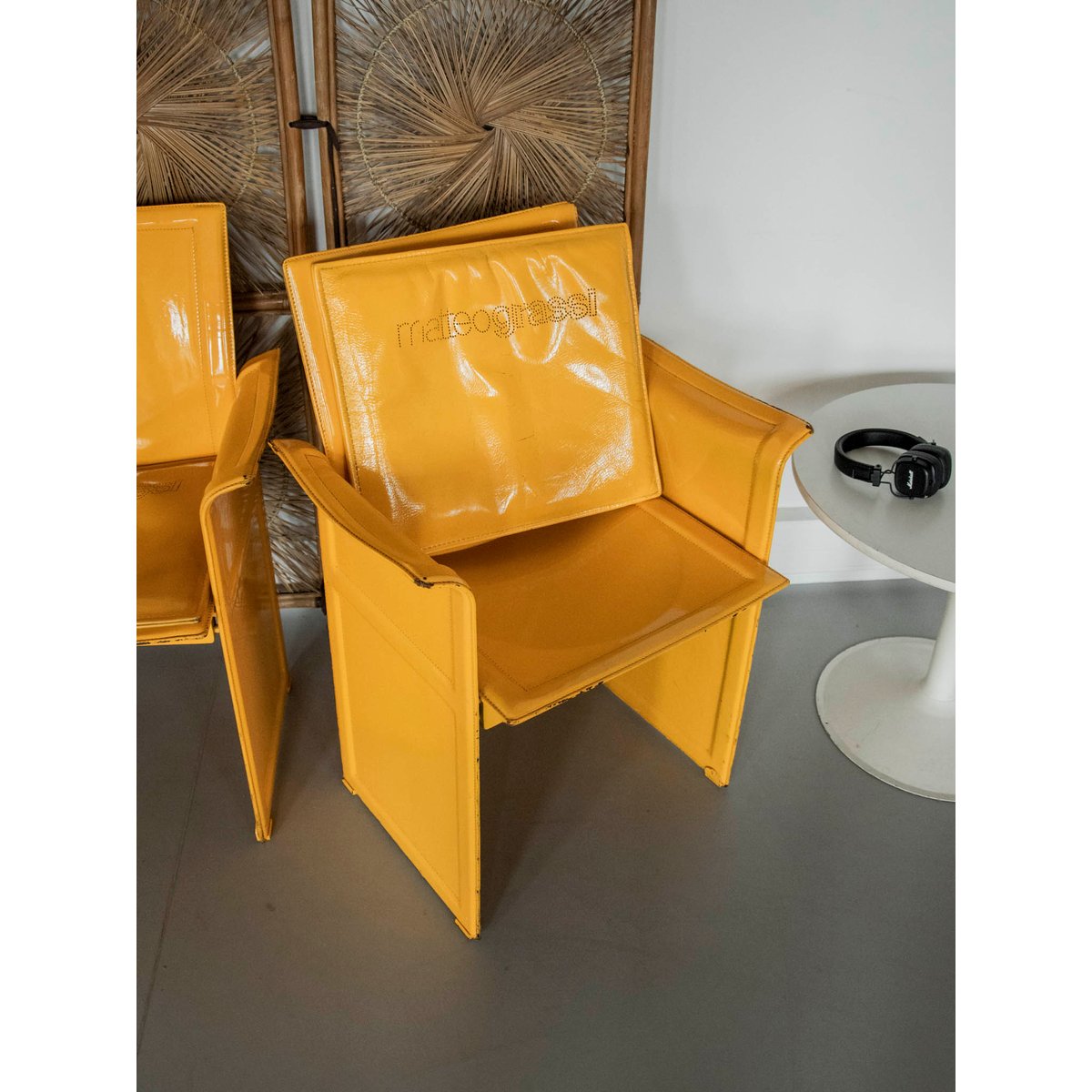 Paire de fauteuils en cuir jaune Jakob N°1240 - Bon état jaune, DEBONGOUT