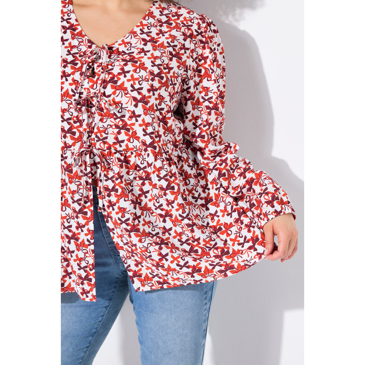 Blouse coupe évasée, imprimé petits nœuds rouge, ULLA POPKEN