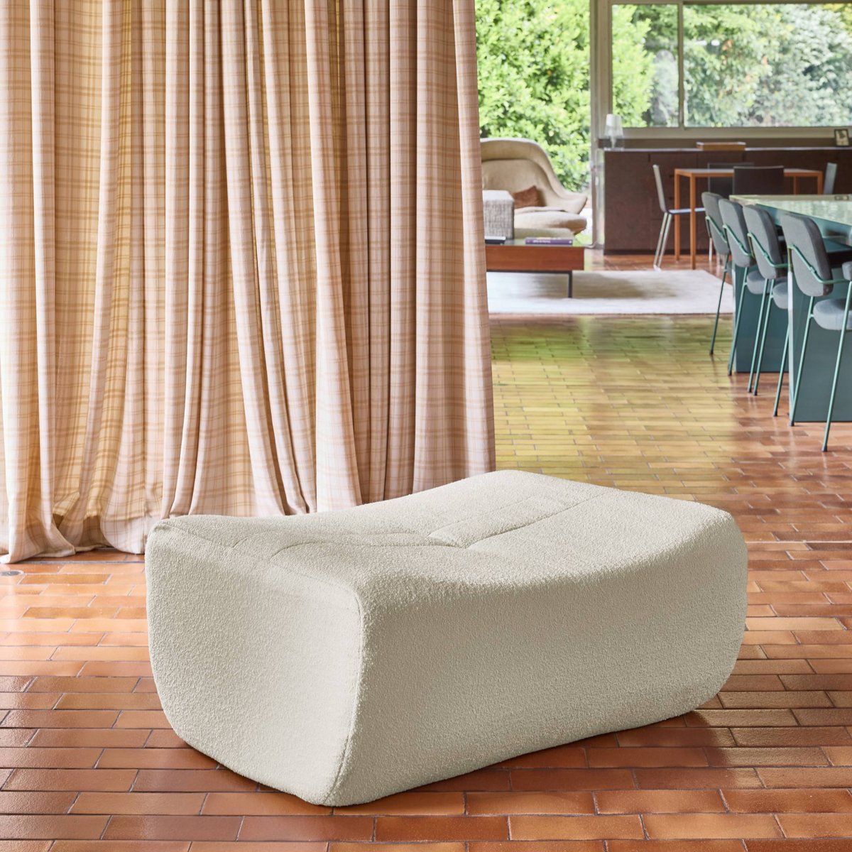 Pouf, repose-pieds compressé pour chauffeuse Sokol bouclette texturée SOKOL beige, SWEEEK