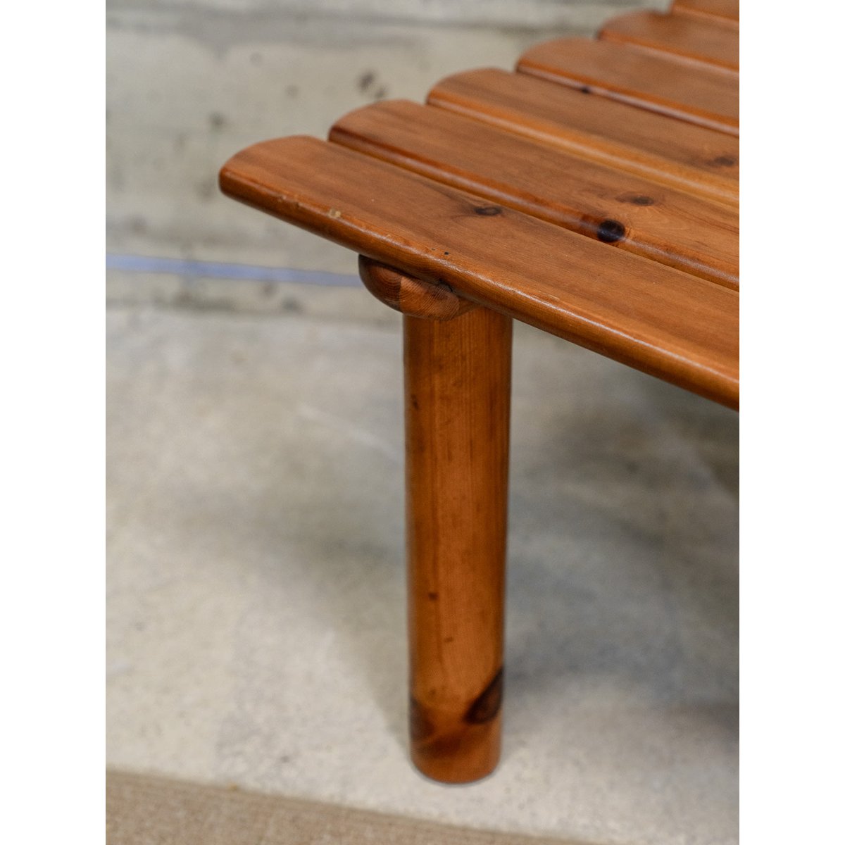 Table basse en pin Léonie N°930 - Bon état bois foncé, DEBONGOUT