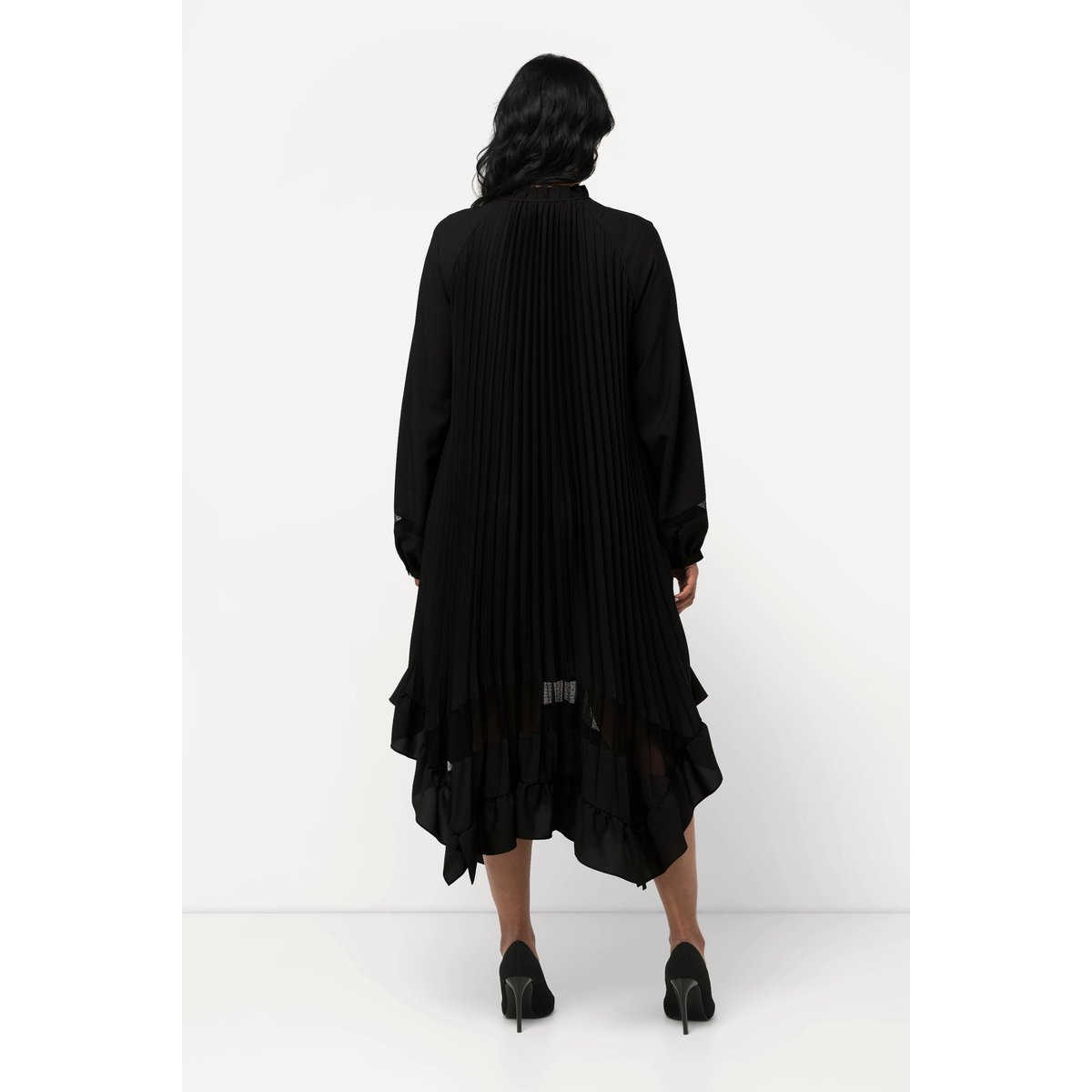 Robe plissée avec dentelle. Col agrémenté noir, ULLA POPKEN