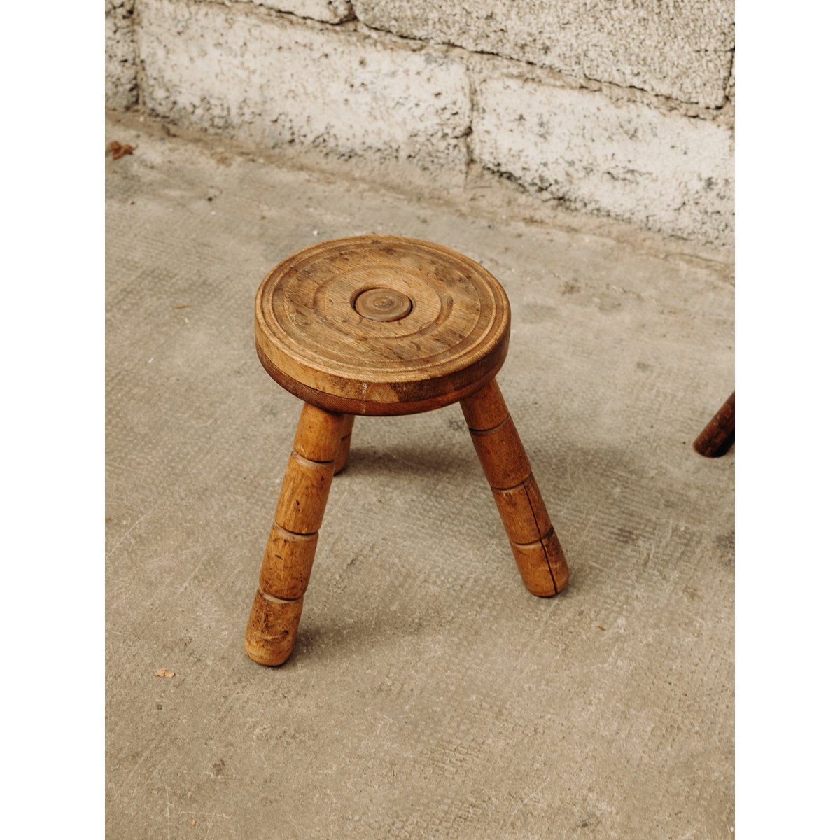 Tabouret en bois gravé Regis N°411 - Bon état bois, DEBONGOUT