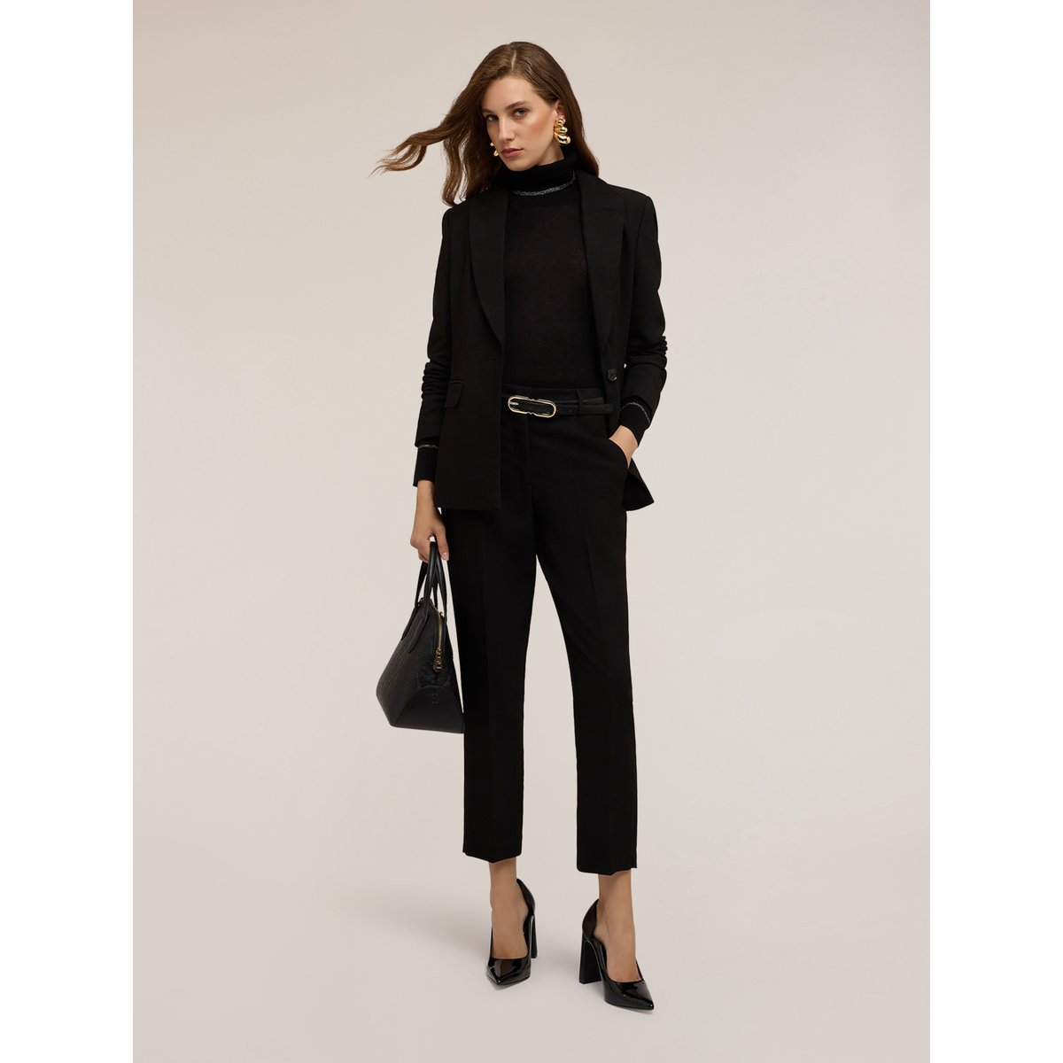 Pantalon regular avec pli repassé noir, MOTIVI