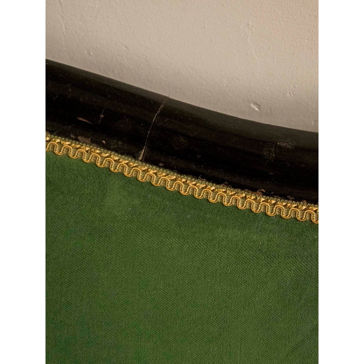 Banquette au style Louis-Philippe en velours retapissé Martine N°57 - Bon état vert foncé, DEBONGOUT
