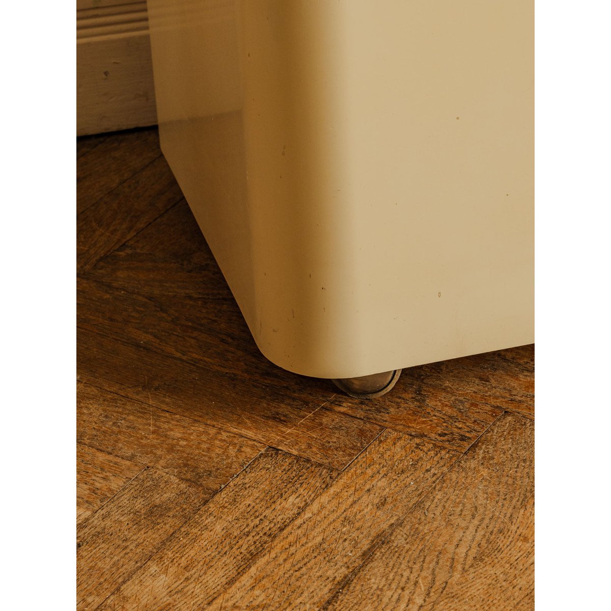 Table d'appoint en plastique crème Hanna N°1591 - Bon état crème, DEBONGOUT