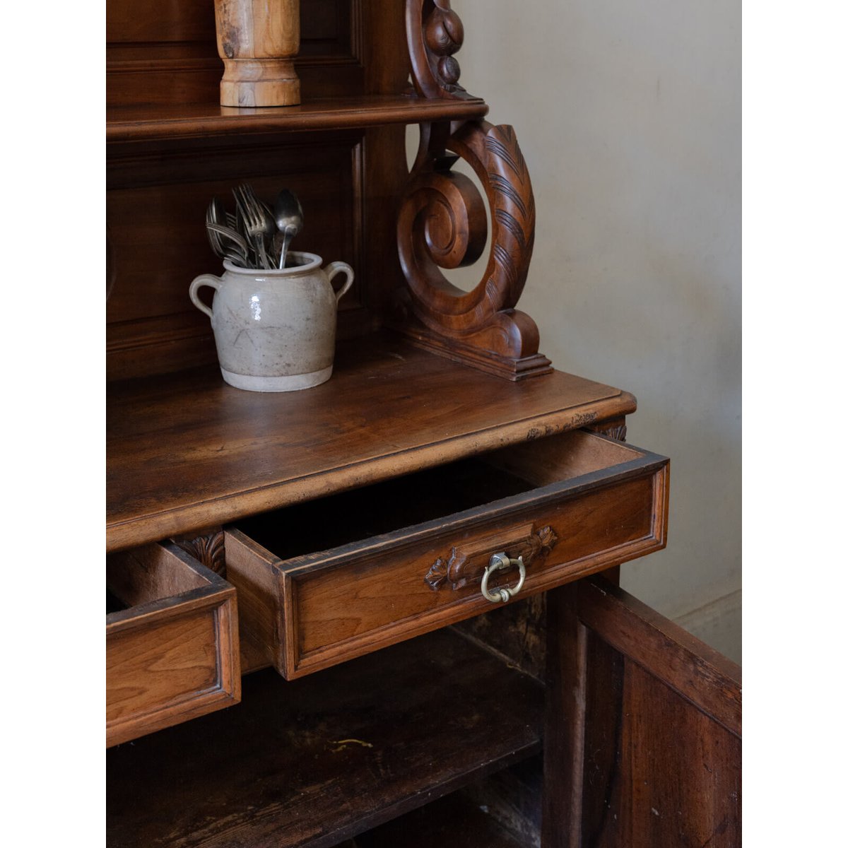 Buffet deux-corps en bois massif Gilbert N°1636 - Bon état bois foncé, DEBONGOUT
