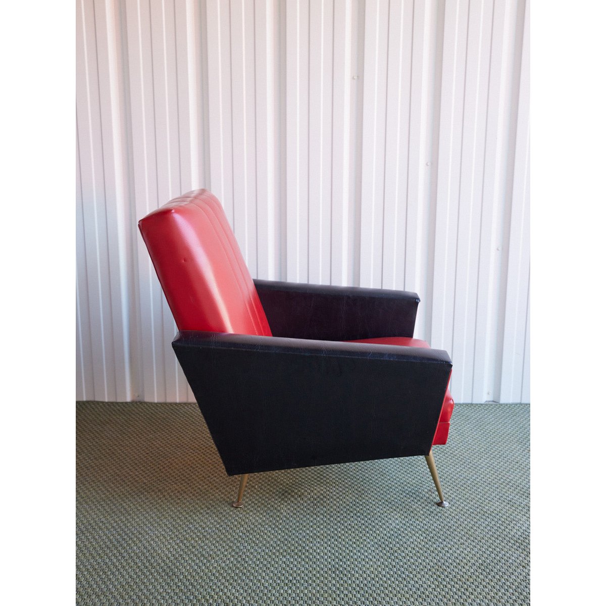 Paire de fauteuils en skaï bicolore Jakob N°1396 - Bon état rouge, DEBONGOUT