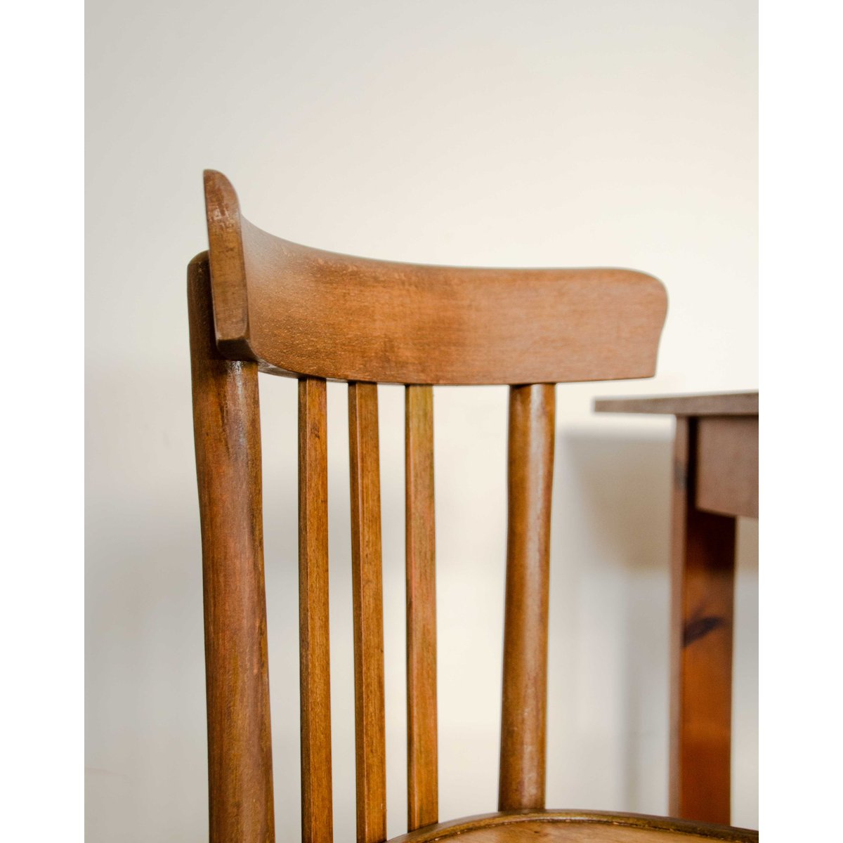 Paire de chaises bistrot en chêne Claude N°1567 - Bon état bois foncé, DEBONGOUT