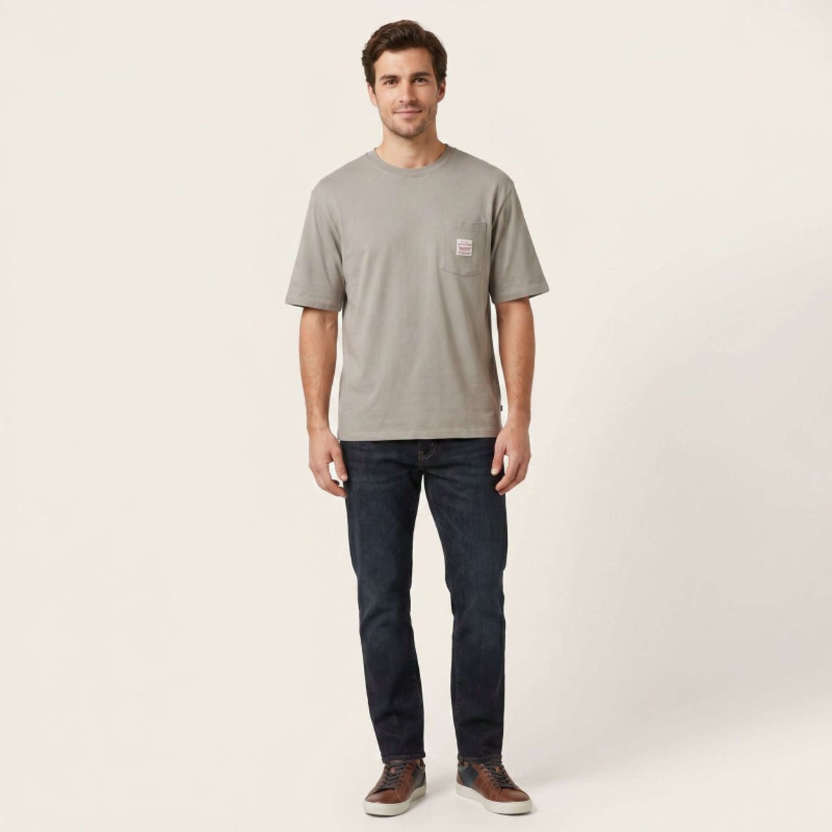 T-shirt en coton taupe uni avec une coupe droite et un col rond marron, LEVI'S