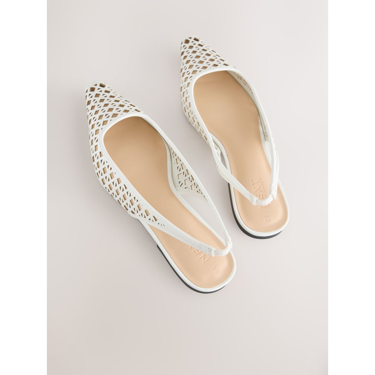 Chaussures plates à bride arrière et découpes blanc, NEXT