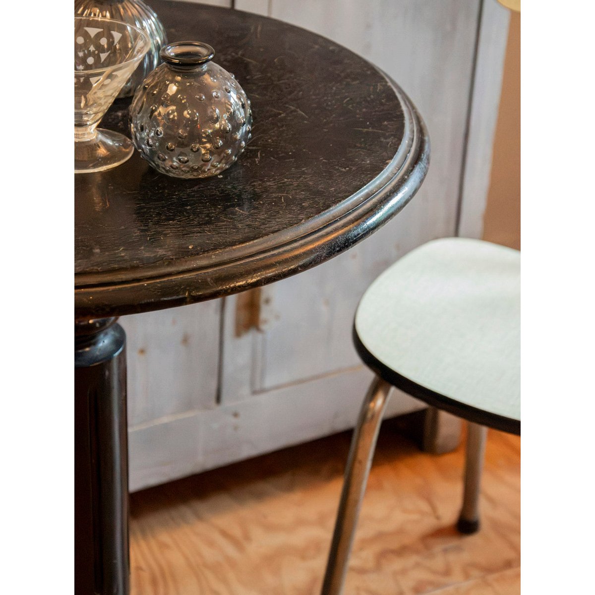 Table d'appoint au pied sculpté Francine N°1611 - Bon état noir, DEBONGOUT