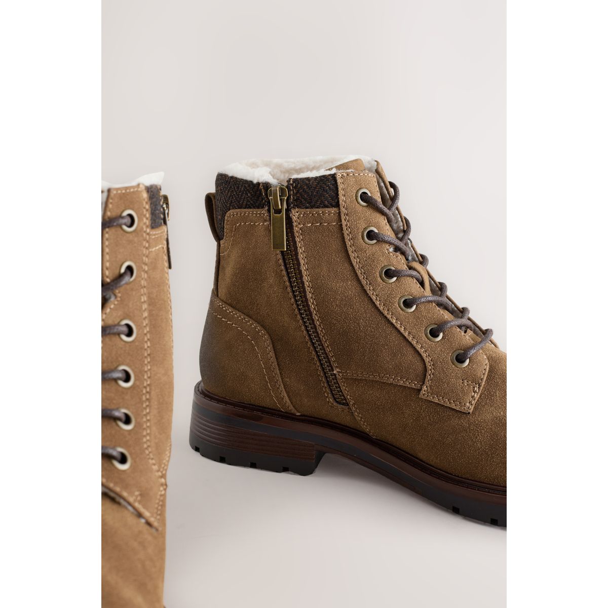 Bottes hautes zippées doublées de peau lainée marron fauve, NEXT