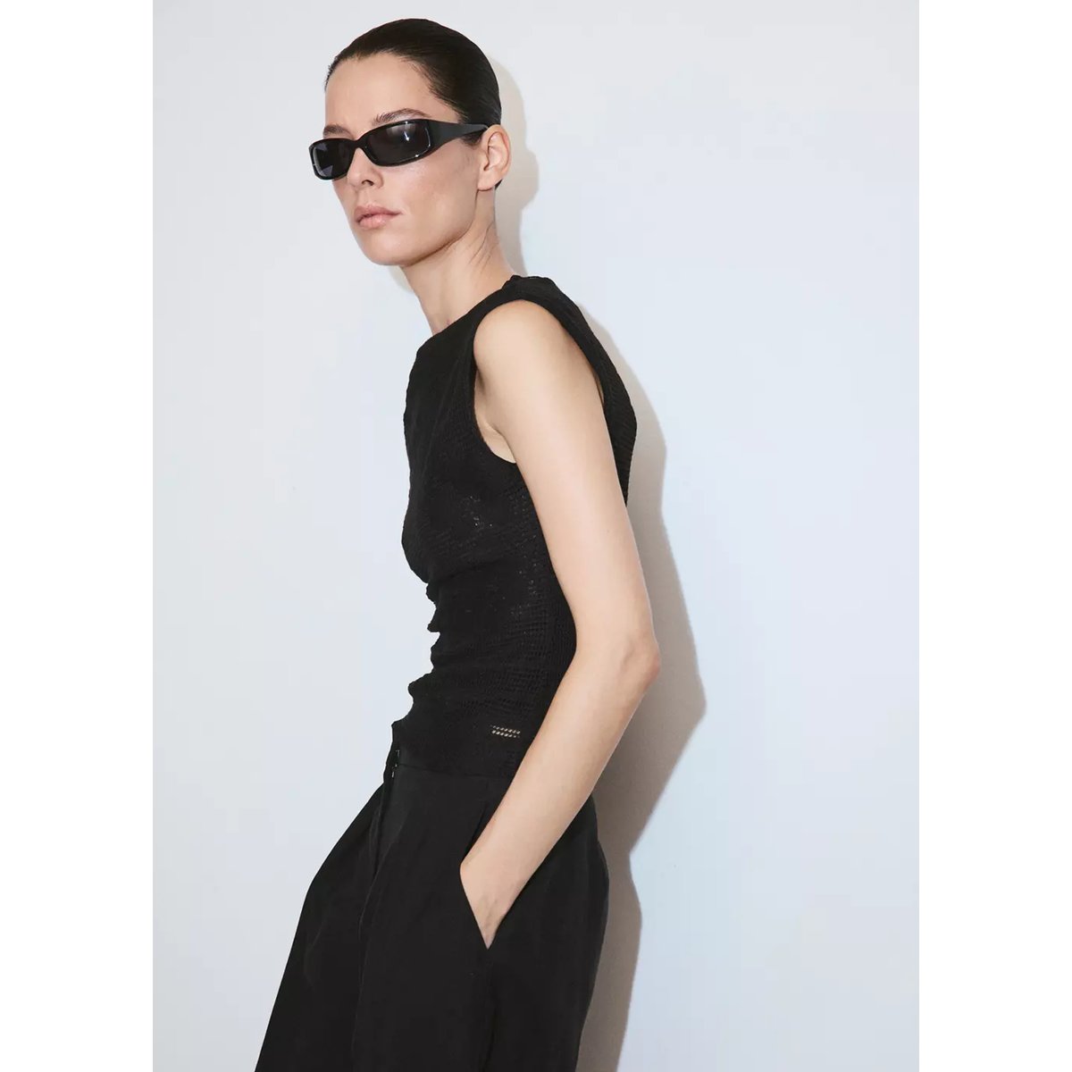Top asymétrique à broderies florales noir, MANGO