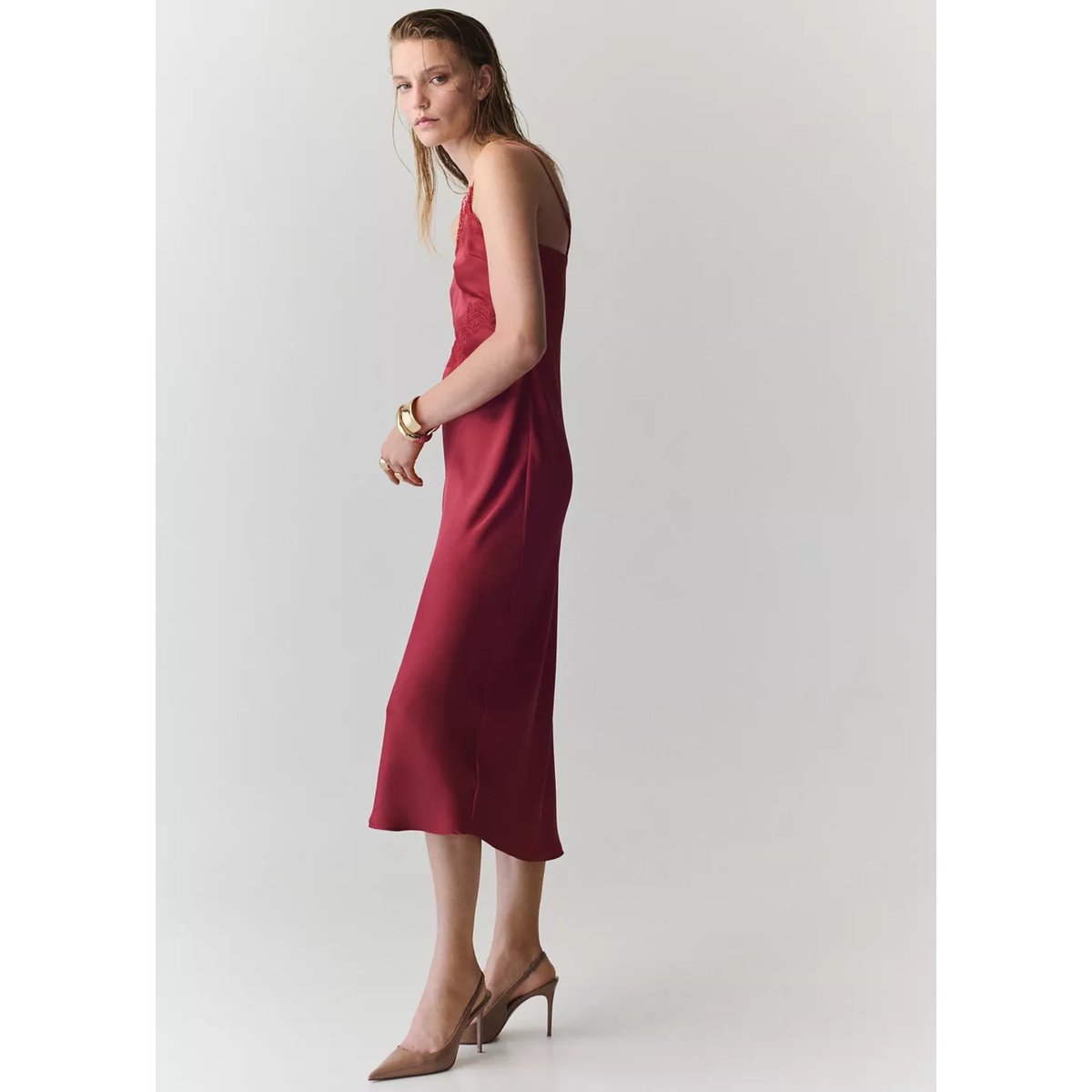 Robe satinée en dentelle rouge, MANGO