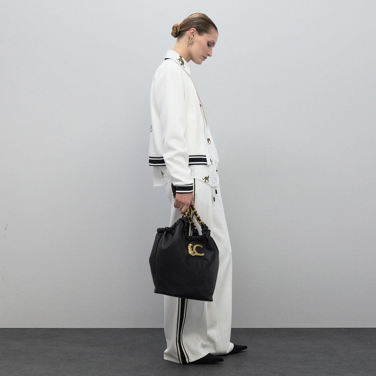 Sac hobo à chaîne dorée et logo panthère noir, LOLA CASADEMUNT