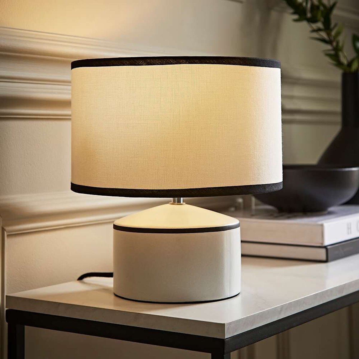 Jaime Ceramic Table Lamp with Black Trim Shade white, ÉDITÉ