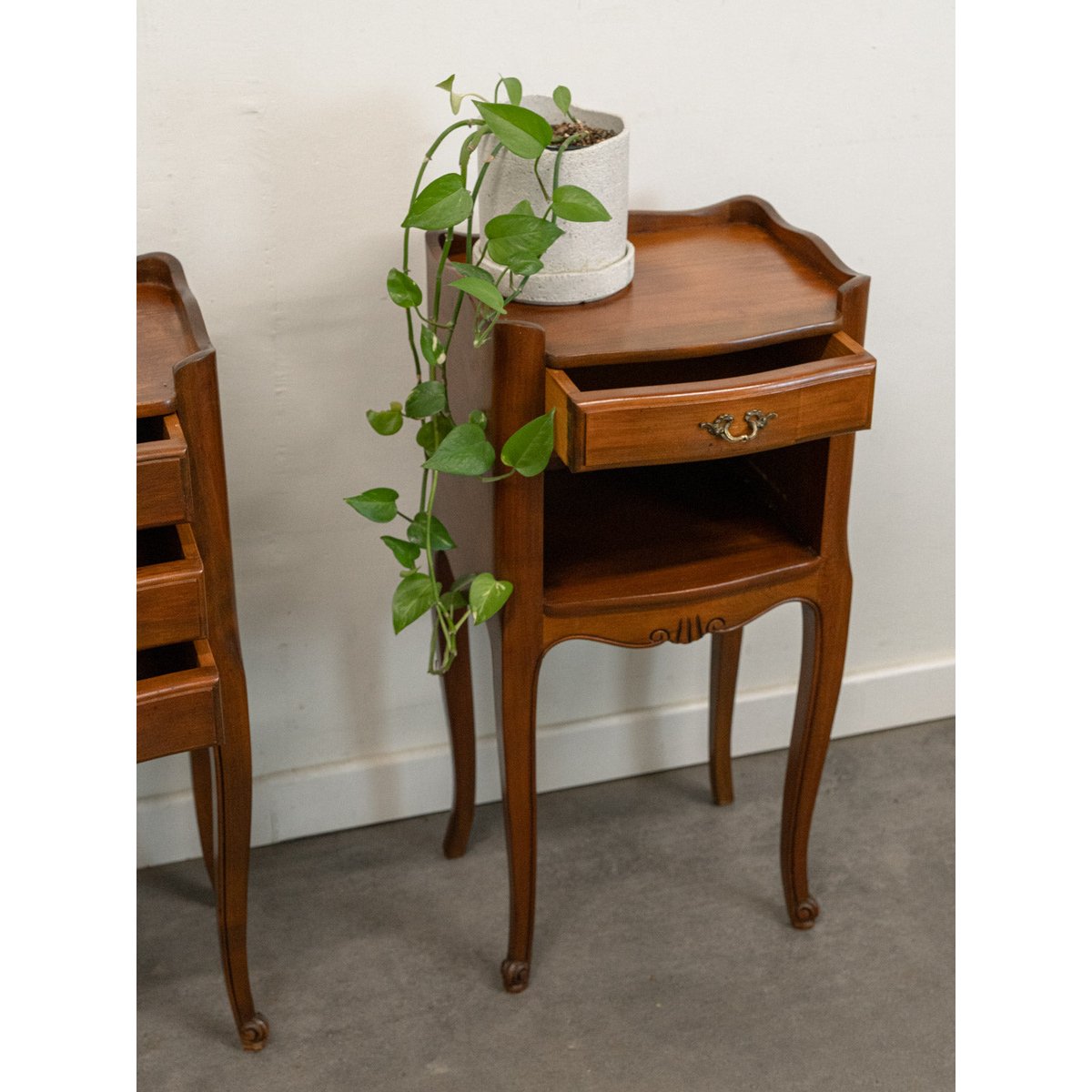 Paire de chevets en bois style Louis XV Odile N°1438 - Bon état bois foncé, DEBONGOUT
