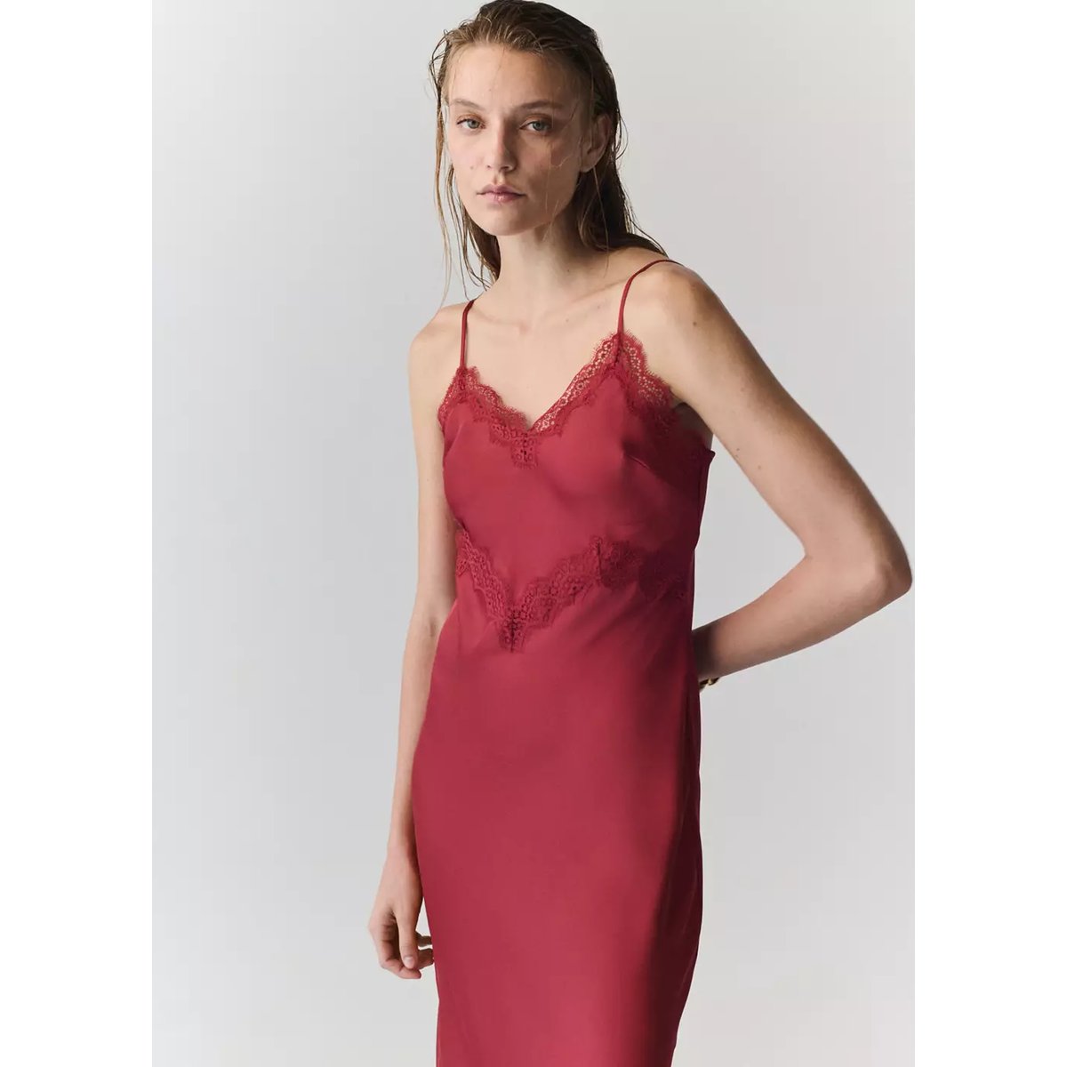 Robe satinée en dentelle rouge, MANGO