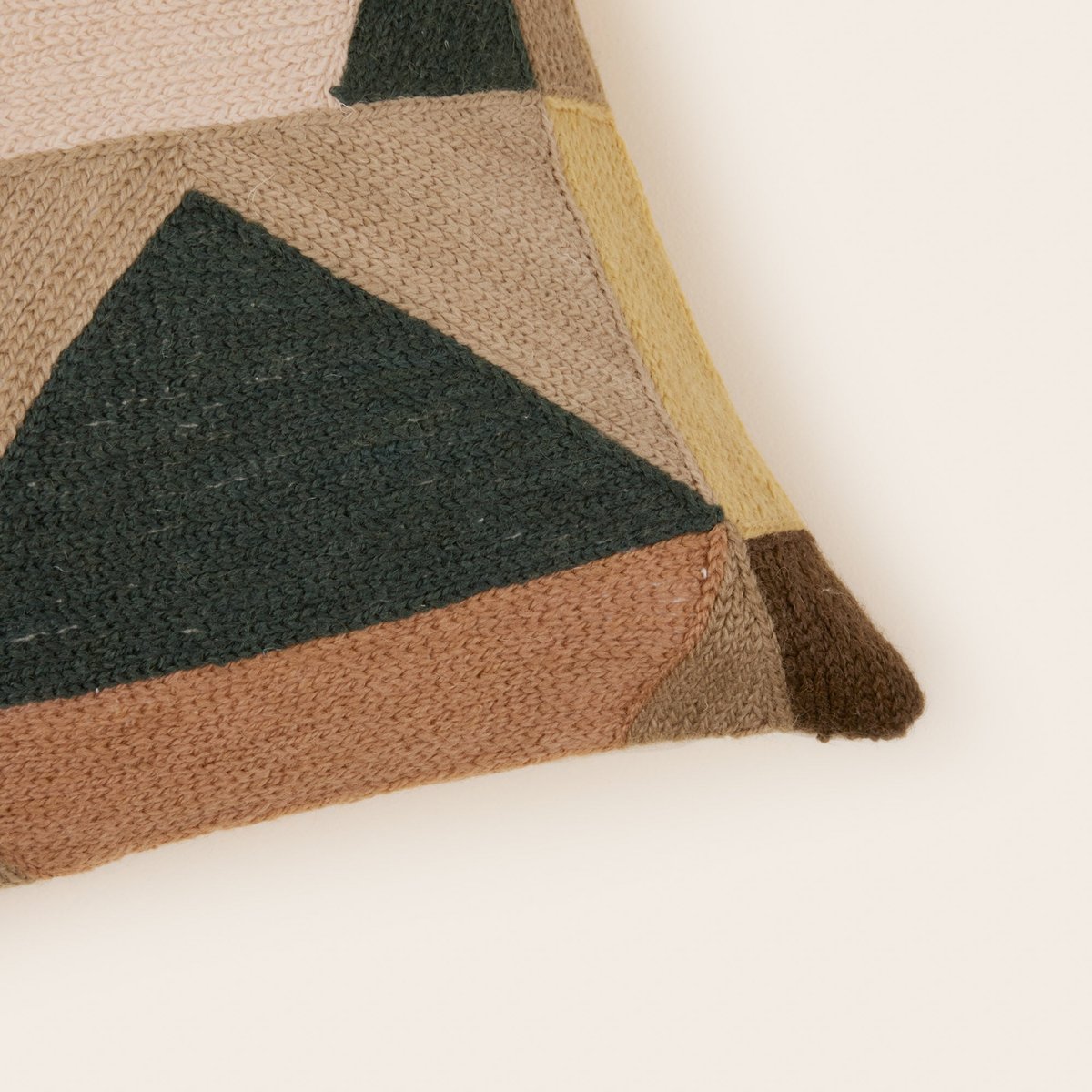 Housse De Coussin en Motif graphique brodé au point de chainette NIKOLLA sable et vert, MADURA