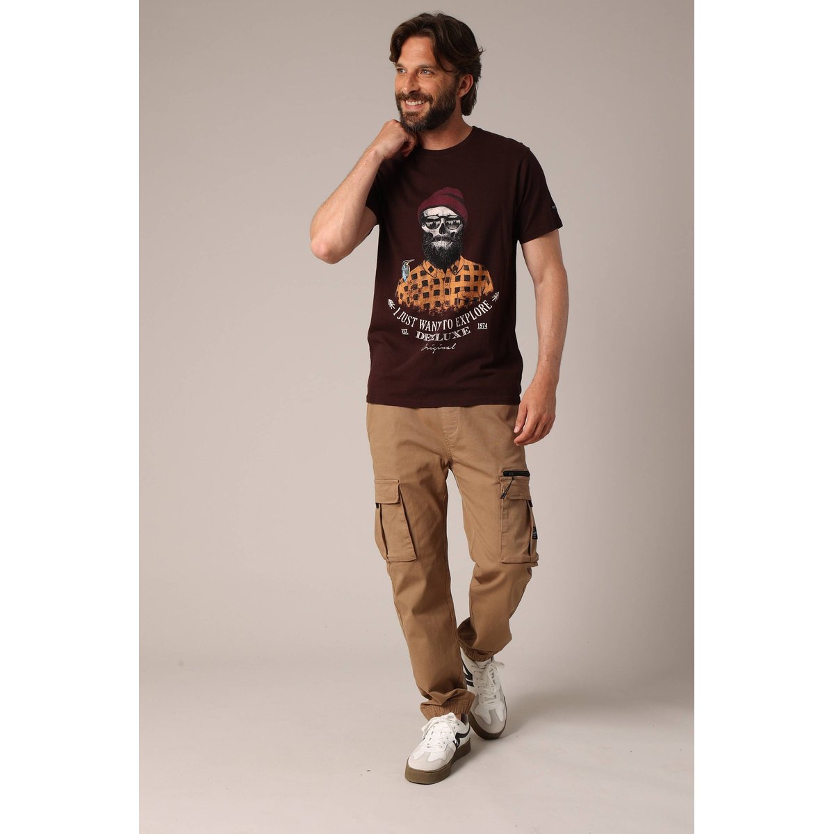 T-shirt en coton avec imprimé hipster barbu et le message « je veux juste explorer ». TELLSON walnut, DEELUXE