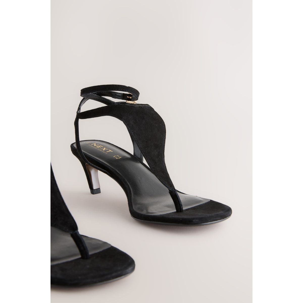 Sandales en daim avec talons et entredoigt noir, NEXT