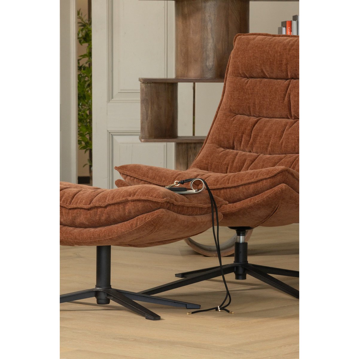 Fauteuil pivotant avec hocker en chenille KUBE marron, WOOOD