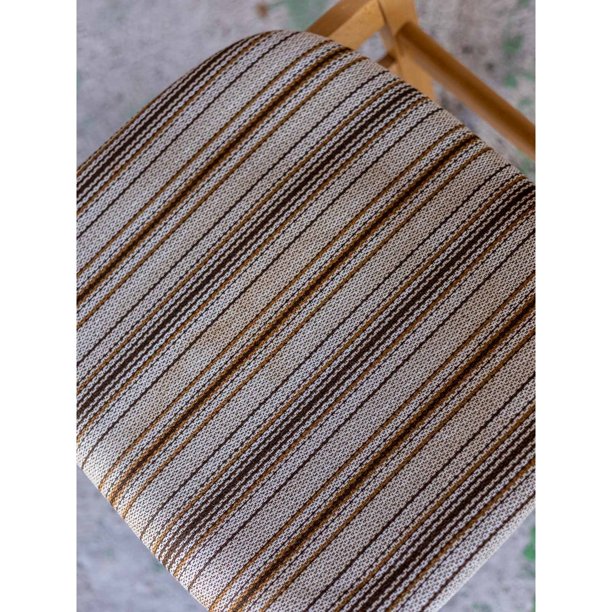 Paire de chaises aux assises rayées Alma N°1982 - Bon état bois clair, DEBONGOUT