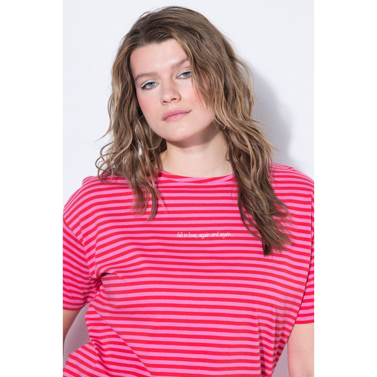 T-Shirt oversize rayé avec message rose vif, STUDIO UNTOLD