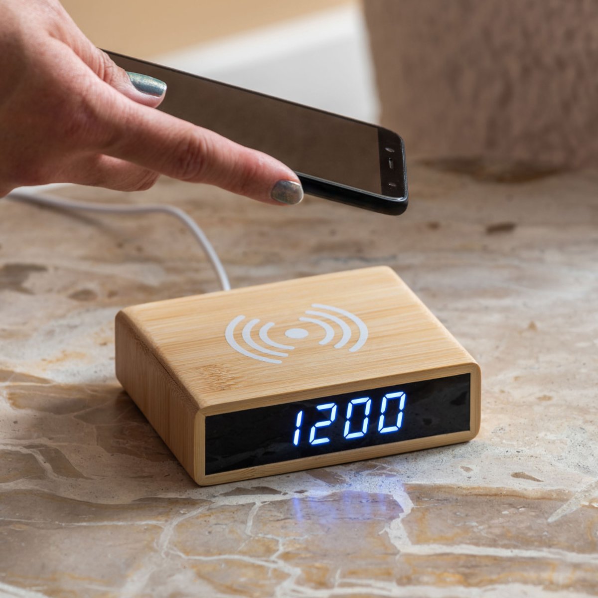 Réveil en bois avec chargeur téléphone- FAT bois clair, KARLSSON