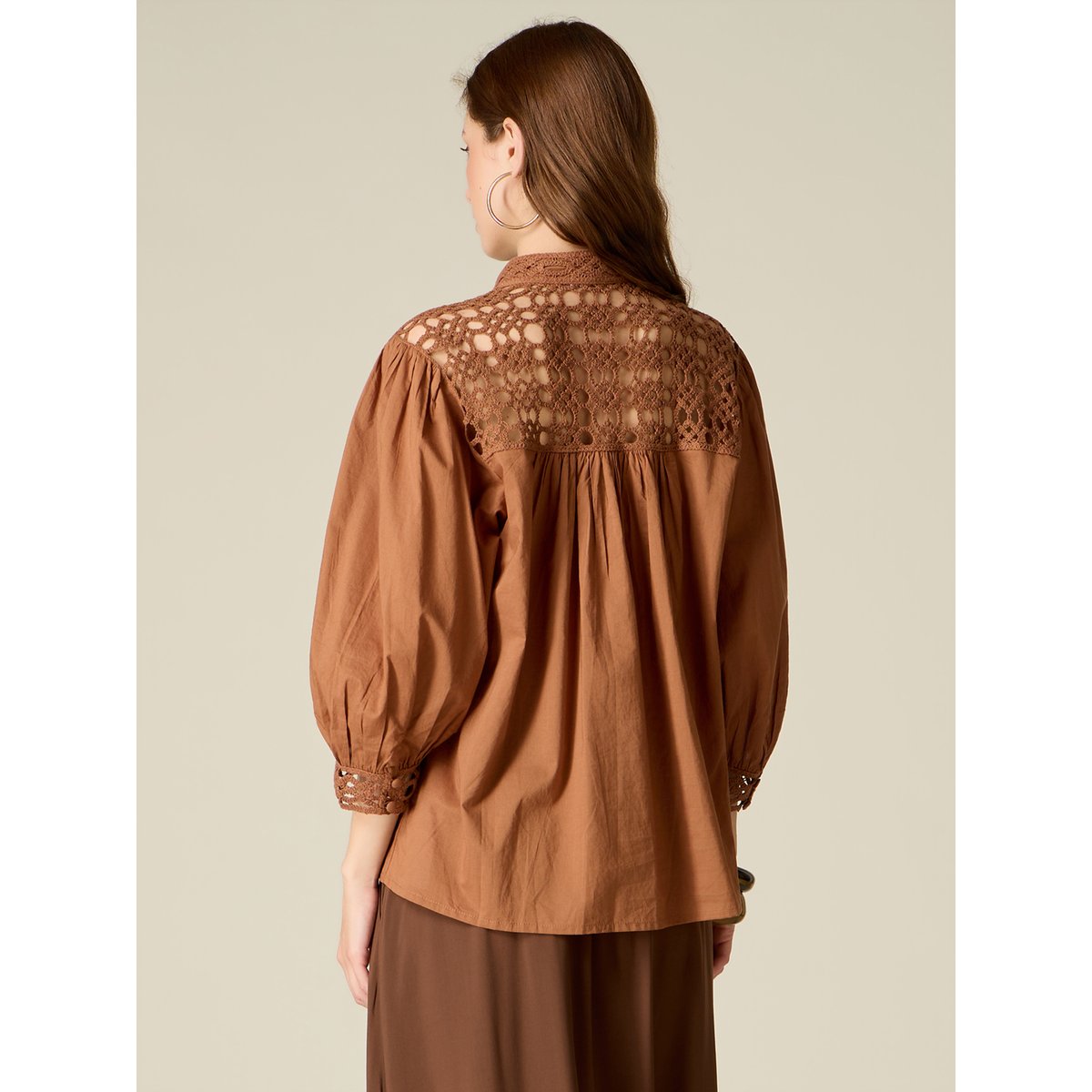 Blouse avec inserts en macramé marron, OLTRE