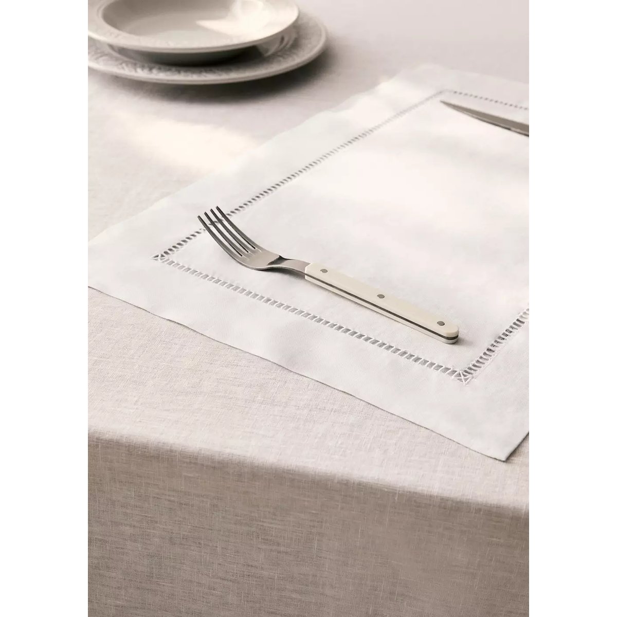 Set de table en lin brodé ajouré blanc, MANGO HOME