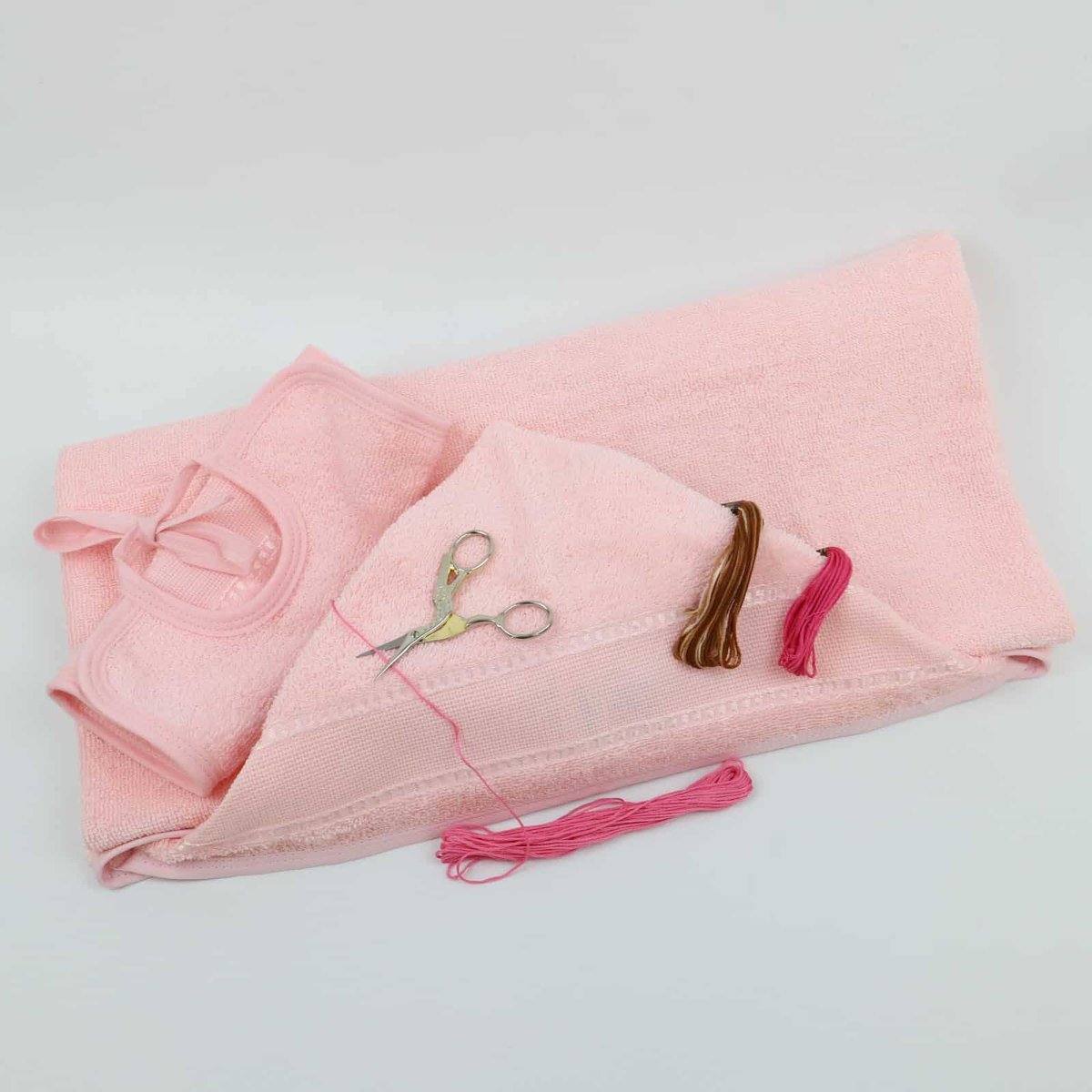 Coffret de naissance bavoir et cape à broder QUEIDA bleu, LINANDELLE